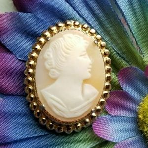 Vintage cameo brooch gold tone pin retro classic feminine carved shell